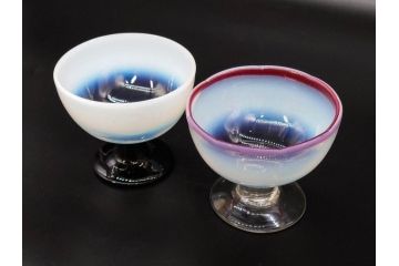 大正期　碗型　乳白ぼかし　赤縁　輪花　エナメル脚　柔らかい色合いに惹かれる氷コップ2客セット(グラス、硝子、和ガラス)(R-082882)