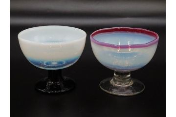 大正期　碗型　乳白ぼかし　赤縁　輪花　エナメル脚　柔らかい色合いに惹かれる氷コップ2客セット(グラス、硝子、和ガラス)(R-082882)