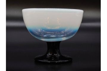 大正期　碗型　乳白ぼかし　赤縁　輪花　エナメル脚　柔らかい色合いに惹かれる氷コップ2客セット(グラス、硝子、和ガラス)(R-082882)