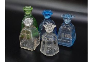 昭和初期　プレスガラス　醤油差し　食卓に彩を添えるガラス瓶5点セット(醤油瓶、しょうゆ差し、調味料入れ、ツバメ、ソース、硝子、和ガラス)(R-082885)