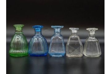 昭和初期　プレスガラス　醤油差し　食卓に彩を添えるガラス瓶5点セット(醤油瓶、しょうゆ差し、調味料入れ、ツバメ、ソース、硝子、和ガラス)(R-082885)