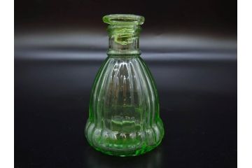 昭和初期　プレスガラス　醤油差し　食卓に彩を添えるガラス瓶5点セット(醤油瓶、しょうゆ差し、調味料入れ、ツバメ、ソース、硝子、和ガラス)(R-082885)