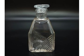 昭和初期　プレスガラス　醤油差し　食卓に彩を添えるガラス瓶5点セット(醤油瓶、しょうゆ差し、調味料入れ、ツバメ、ソース、硝子、和ガラス)(R-082885)