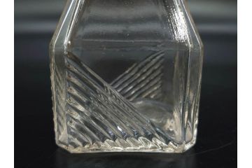 昭和初期　プレスガラス　醤油差し　食卓に彩を添えるガラス瓶5点セット(醤油瓶、しょうゆ差し、調味料入れ、ツバメ、ソース、硝子、和ガラス)(R-082885)