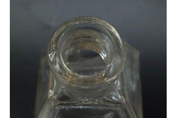 昭和初期　プレスガラス　醤油差し　食卓に彩を添えるガラス瓶5点セット(醤油瓶、しょうゆ差し、調味料入れ、ツバメ、ソース、硝子、和ガラス)(R-082885)