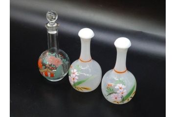 昭和初期　乳白　ガラス　レトロな可愛らしさが魅力の雛徳利3点セット(ひな祭り、雛道具、花、硝子、ガラス)(R-082893)