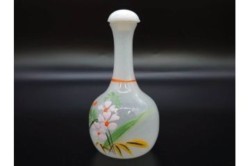 昭和初期　乳白　ガラス　レトロな可愛らしさが魅力の雛徳利3点セット(ひな祭り、雛道具、花、硝子、ガラス)(R-082893)