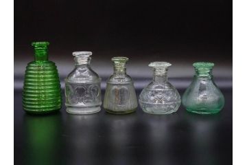当時物　醤油差し　プレスガラス　時代を重ねた趣あるガラス瓶5点セット(オリンピック、五輪、醤油瓶、しょうゆ差し、調味料入れ、ソース、硝子、和ガラス)(R-082896)