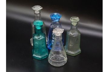 昭和初期　プレスガラス　上品なデザインが魅力のガラス瓶5点セット(バーマカレー、醤油瓶、調味料入れ、硝子)(R-082897)