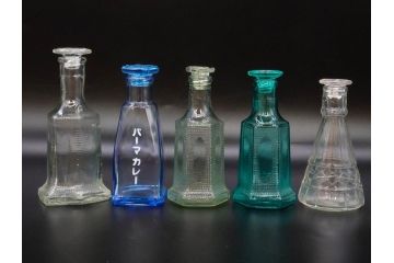 昭和初期　プレスガラス　上品なデザインが魅力のガラス瓶5点セット(バーマカレー、醤油瓶、調味料入れ、硝子)(R-082897)