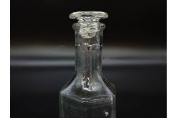 昭和初期　プレスガラス　上品なデザインが魅力のガラス瓶5点セット(バーマカレー、醤油瓶、調味料入れ、硝子)(R-082897)