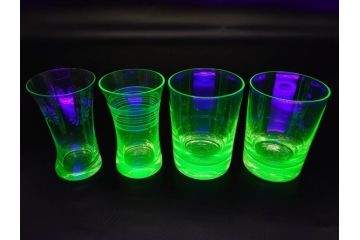 大正〜昭和初期　ウランガラス　美しい色合いが魅力のコップ4客セット(グラス、花模様、硝子、和ガラス)(R-082898)