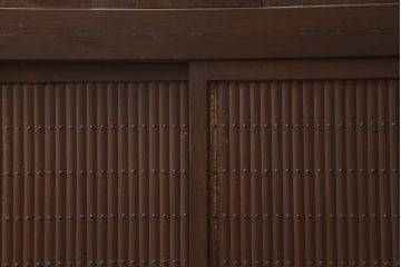 和製アンティーク　美品　和の風格あふれる佇まいが魅力的な丸桟引き戸の重ね水屋箪笥(キャビネット、食器棚、カップボード、収納棚、戸棚、バラ売り可能)(R-082902)