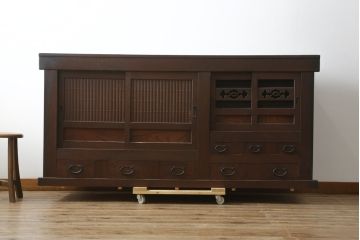 和製アンティーク　美品　和の風格あふれる佇まいが魅力的な丸桟引き戸の水屋箪笥サイドボード(食器棚、収納棚、戸棚、カップボード、サイドキャビネット)(R-082903)