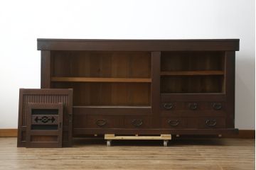 和製アンティーク　美品　和の風格あふれる佇まいが魅力的な丸桟引き戸の水屋箪笥サイドボード(食器棚、収納棚、戸棚、カップボード、サイドキャビネット)(R-082903)