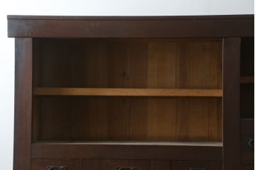 和製アンティーク　美品　和の風格あふれる佇まいが魅力的な丸桟引き戸の水屋箪笥サイドボード(食器棚、収納棚、戸棚、カップボード、サイドキャビネット)(R-082903)