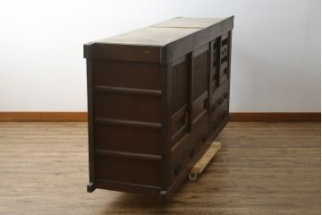 和製アンティーク　美品　和の風格あふれる佇まいが魅力的な丸桟引き戸の水屋箪笥サイドボード(食器棚、収納棚、戸棚、カップボード、サイドキャビネット)(R-082903)