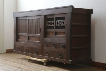 和製アンティーク　美品　和の風格あふれる佇まいが魅力的な丸桟引き戸の水屋箪笥サイドボード(食器棚、収納棚、戸棚、カップボード、サイドキャビネット)(R-082903)
