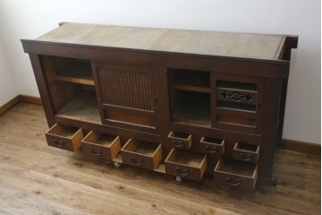 和製アンティーク　美品　和の風格あふれる佇まいが魅力的な丸桟引き戸の水屋箪笥サイドボード(食器棚、収納棚、戸棚、カップボード、サイドキャビネット)(R-082903)