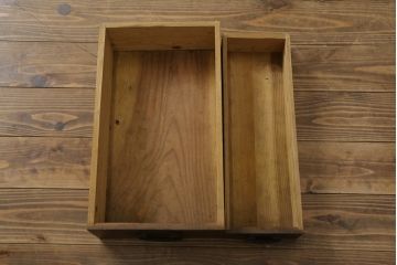 和製アンティーク　美品　和の風格あふれる佇まいが魅力的な丸桟引き戸の水屋箪笥サイドボード(食器棚、収納棚、戸棚、カップボード、サイドキャビネット)(R-082903)