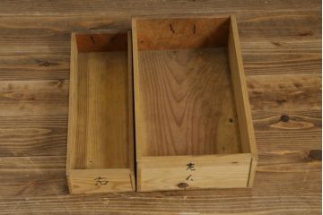 和製アンティーク　美品　和の風格あふれる佇まいが魅力的な丸桟引き戸の水屋箪笥サイドボード(食器棚、収納棚、戸棚、カップボード、サイドキャビネット)(R-082903)