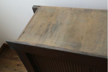 和製アンティーク　美品　和の風格あふれる佇まいが魅力的な丸桟引き戸の水屋箪笥サイドボード(食器棚、収納棚、戸棚、カップボード、サイドキャビネット)(R-082903)