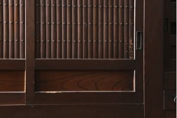 和製アンティーク　美品　和の風格あふれる佇まいが魅力的な丸桟引き戸の水屋箪笥サイドボード(食器棚、収納棚、戸棚、カップボード、サイドキャビネット)(R-082903)
