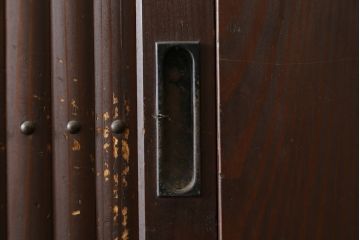 和製アンティーク　美品　和の風格あふれる佇まいが魅力的な丸桟引き戸の水屋箪笥サイドボード(食器棚、収納棚、戸棚、カップボード、サイドキャビネット)(R-082903)