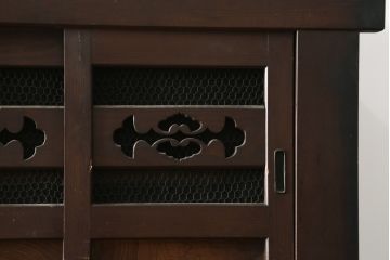 和製アンティーク　美品　和の風格あふれる佇まいが魅力的な丸桟引き戸の水屋箪笥サイドボード(食器棚、収納棚、戸棚、カップボード、サイドキャビネット)(R-082903)