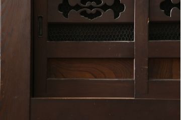 和製アンティーク　美品　和の風格あふれる佇まいが魅力的な丸桟引き戸の水屋箪笥サイドボード(食器棚、収納棚、戸棚、カップボード、サイドキャビネット)(R-082903)