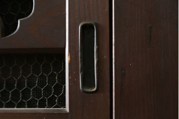 和製アンティーク　美品　和の風格あふれる佇まいが魅力的な丸桟引き戸の水屋箪笥サイドボード(食器棚、収納棚、戸棚、カップボード、サイドキャビネット)(R-082903)