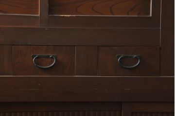 和製アンティーク　美品　和の風格あふれる佇まいが魅力的な丸桟引き戸の水屋箪笥サイドボード(食器棚、収納棚、戸棚、カップボード、サイドキャビネット)(R-082903)