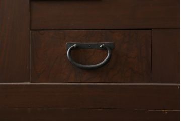 和製アンティーク　美品　和の風格あふれる佇まいが魅力的な丸桟引き戸の水屋箪笥サイドボード(食器棚、収納棚、戸棚、カップボード、サイドキャビネット)(R-082903)