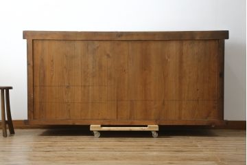 和製アンティーク　美品　和の風格あふれる佇まいが魅力的な丸桟引き戸の水屋箪笥サイドボード(食器棚、収納棚、戸棚、カップボード、サイドキャビネット)(R-082903)