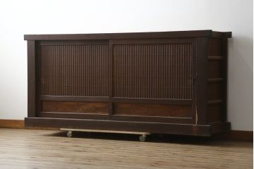 和製アンティーク　美品　和の風格あふれる佇まいが魅力的な丸桟引き戸の水屋箪笥サイドボード(食器棚、収納棚、戸棚、カップボード、サイドキャビネット)(R-082904)