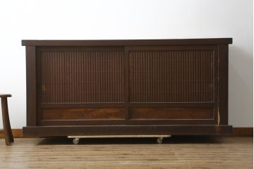 和製アンティーク　美品　和の風格あふれる佇まいが魅力的な丸桟引き戸の水屋箪笥サイドボード(食器棚、収納棚、戸棚、カップボード、サイドキャビネット)(R-082904)