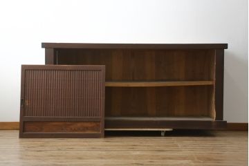 和製アンティーク　美品　和の風格あふれる佇まいが魅力的な丸桟引き戸の水屋箪笥サイドボード(食器棚、収納棚、戸棚、カップボード、サイドキャビネット)(R-082904)