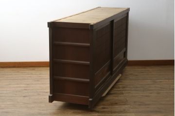 和製アンティーク　美品　和の風格あふれる佇まいが魅力的な丸桟引き戸の水屋箪笥サイドボード(食器棚、収納棚、戸棚、カップボード、サイドキャビネット)(R-082904)