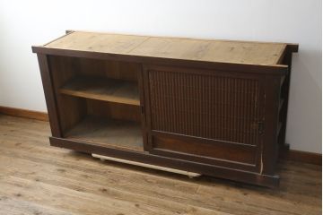 和製アンティーク　美品　和の風格あふれる佇まいが魅力的な丸桟引き戸の水屋箪笥サイドボード(食器棚、収納棚、戸棚、カップボード、サイドキャビネット)(R-082904)