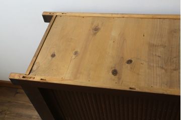 和製アンティーク　美品　和の風格あふれる佇まいが魅力的な丸桟引き戸の水屋箪笥サイドボード(食器棚、収納棚、戸棚、カップボード、サイドキャビネット)(R-082904)