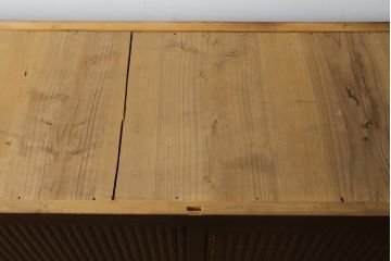 和製アンティーク　美品　和の風格あふれる佇まいが魅力的な丸桟引き戸の水屋箪笥サイドボード(食器棚、収納棚、戸棚、カップボード、サイドキャビネット)(R-082904)