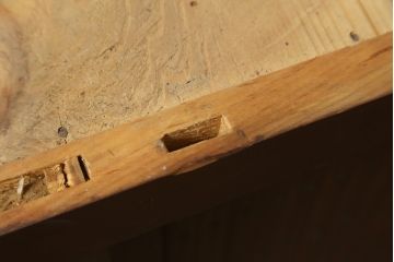 和製アンティーク　美品　和の風格あふれる佇まいが魅力的な丸桟引き戸の水屋箪笥サイドボード(食器棚、収納棚、戸棚、カップボード、サイドキャビネット)(R-082904)