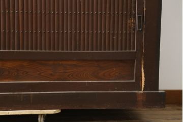 和製アンティーク　美品　和の風格あふれる佇まいが魅力的な丸桟引き戸の水屋箪笥サイドボード(食器棚、収納棚、戸棚、カップボード、サイドキャビネット)(R-082904)