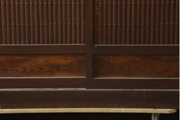 和製アンティーク　美品　和の風格あふれる佇まいが魅力的な丸桟引き戸の水屋箪笥サイドボード(食器棚、収納棚、戸棚、カップボード、サイドキャビネット)(R-082904)
