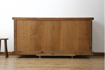 和製アンティーク　美品　和の風格あふれる佇まいが魅力的な丸桟引き戸の水屋箪笥サイドボード(食器棚、収納棚、戸棚、カップボード、サイドキャビネット)(R-082904)