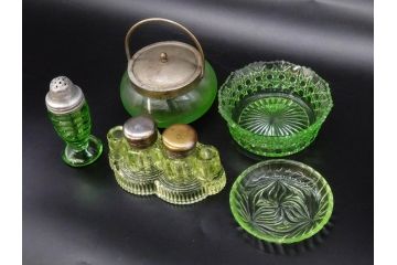 戦前　当時物　ウランガラス　プレスガラス　インクボトル　上品な雰囲気のガラス小物5点セット(ソルト、ペッパー、調味料入れ、インク壷、小物入れ、鉢、小皿、深皿、硝子、和ガラス)(R-082929)