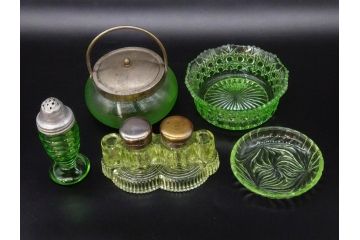 戦前　当時物　ウランガラス　プレスガラス　インクボトル　上品な雰囲気のガラス小物5点セット(ソルト、ペッパー、調味料入れ、インク壷、小物入れ、鉢、小皿、深皿、硝子、和ガラス)(R-082929)