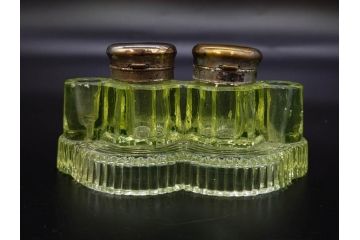 戦前　当時物　ウランガラス　プレスガラス　インクボトル　上品な雰囲気のガラス小物5点セット(ソルト、ペッパー、調味料入れ、インク壷、小物入れ、鉢、小皿、深皿、硝子、和ガラス)(R-082929)