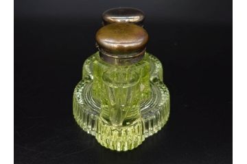 戦前　当時物　ウランガラス　プレスガラス　インクボトル　上品な雰囲気のガラス小物5点セット(ソルト、ペッパー、調味料入れ、インク壷、小物入れ、鉢、小皿、深皿、硝子、和ガラス)(R-082929)