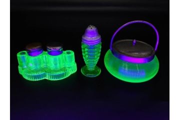 戦前　当時物　ウランガラス　プレスガラス　インクボトル　上品な雰囲気のガラス小物5点セット(ソルト、ペッパー、調味料入れ、インク壷、小物入れ、鉢、小皿、深皿、硝子、和ガラス)(R-082929)